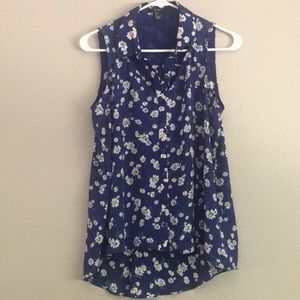 Forever 21 blue daisy sleeveless blouse